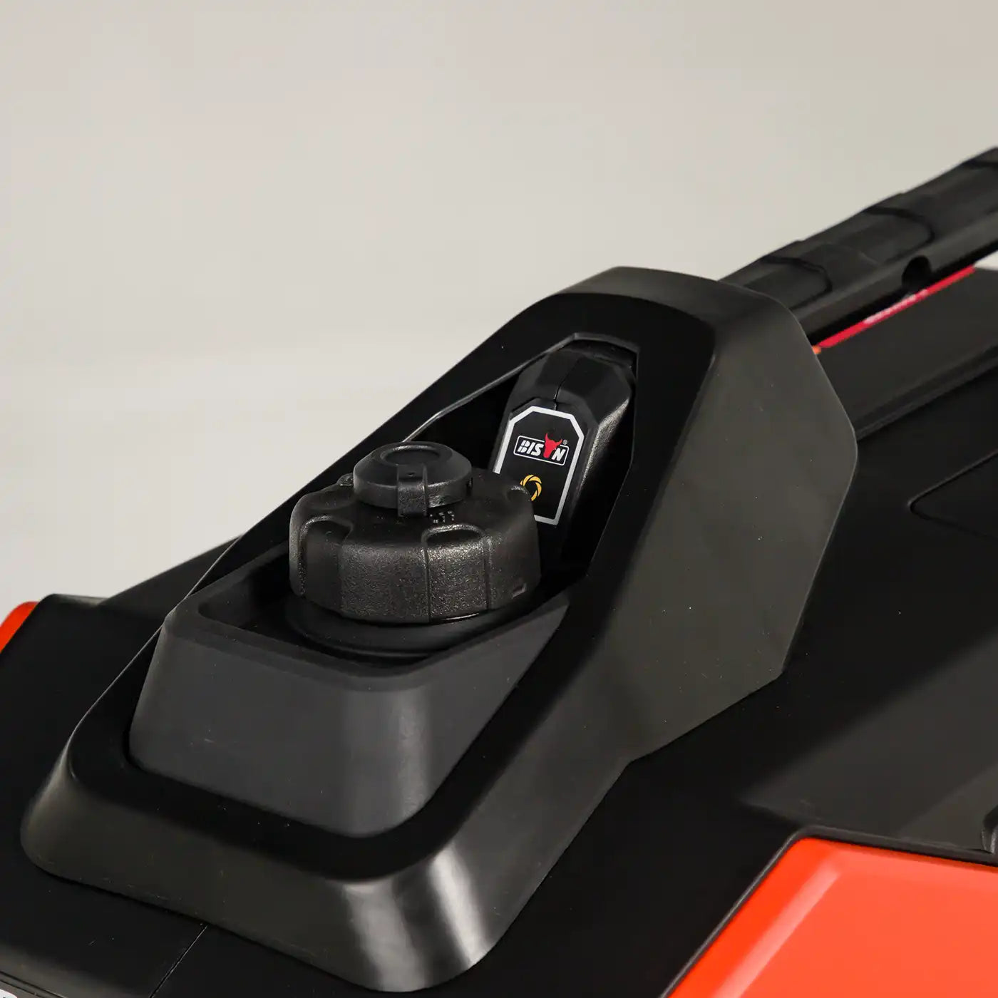 Close-up van de tankdop en handgreep van de Invergi BS2500iS inverter aggregaat