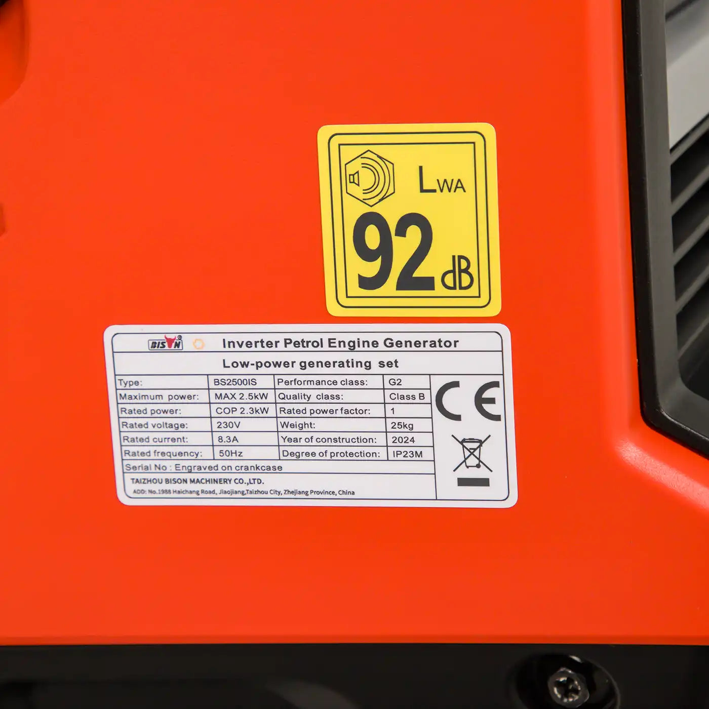 Close-up van het typeplaatje en 92 dB geluidslabel van de Invergi BS2500iS inverter aggregaat