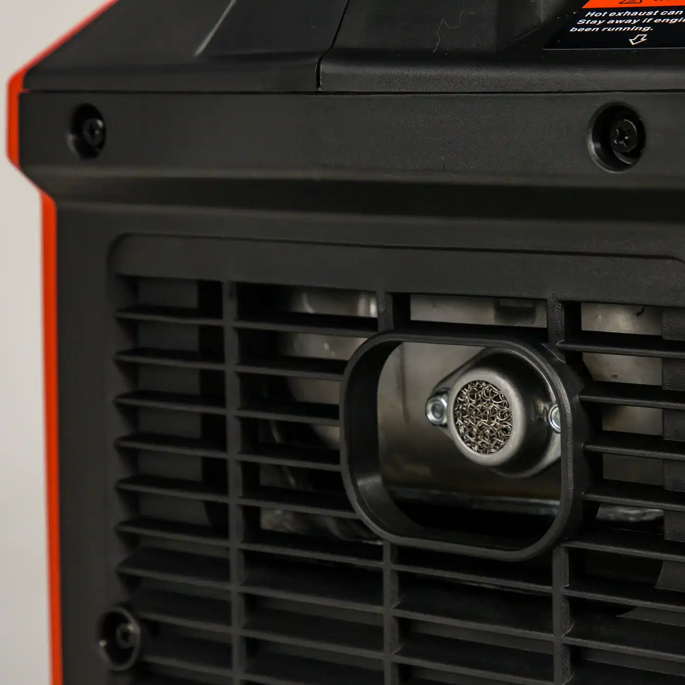 Close-up van het ventilatierooster en de uitlaat van de Invergi BS2500iS inverter aggregaat