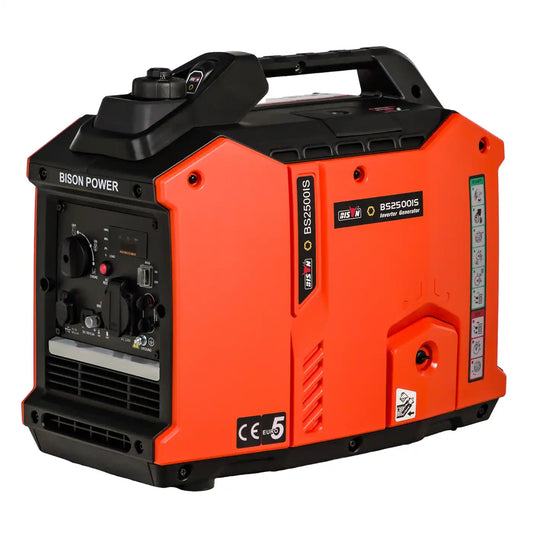 Invergi BS2500iS inverter aggregaat schuin van voren met bedieningspaneel en rechterzijde zichtbaar